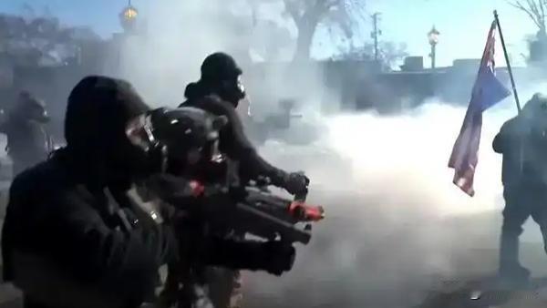 当地时间24日，美国联邦移民执法人员在明尼苏达州明尼阿波利斯市再次射杀一名美国公