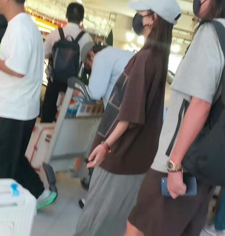 今年影视寒冬的讨论还没停，娱乐圈倒先迎来“怀孕高峰”。六月白举纲官宣当爸，七月汤