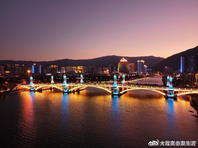 大理夜景 | 无人机航拍   via: 大理文旅发布厅云南旅行 ​​​