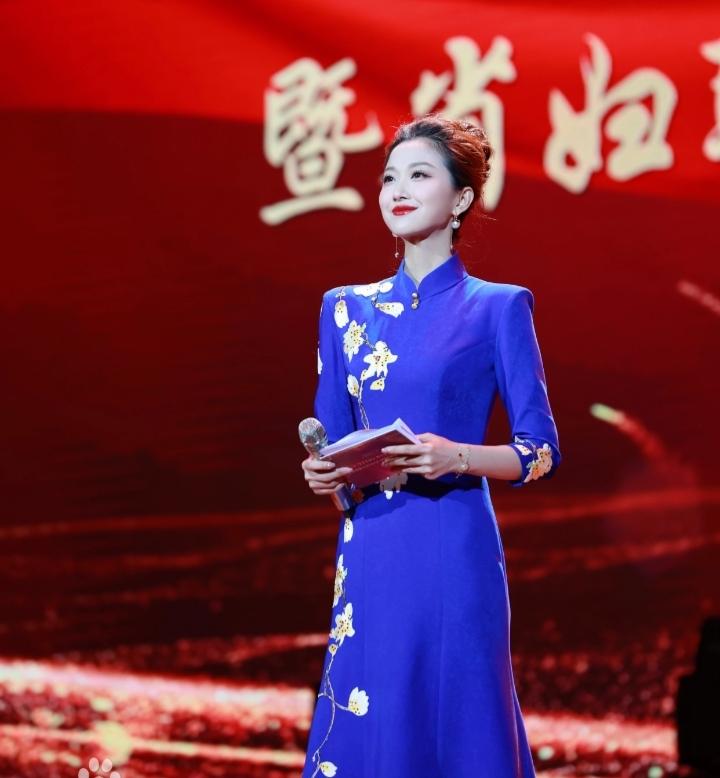 她是央视新生代美女主持人，她比马凡舒漂亮，比龙洋有气质、有才华，但是没有龙洋名气