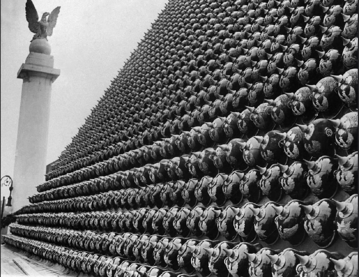 1919，纽约，从一战战场德军仓库里缴获的德军头盔组成的金字塔。
