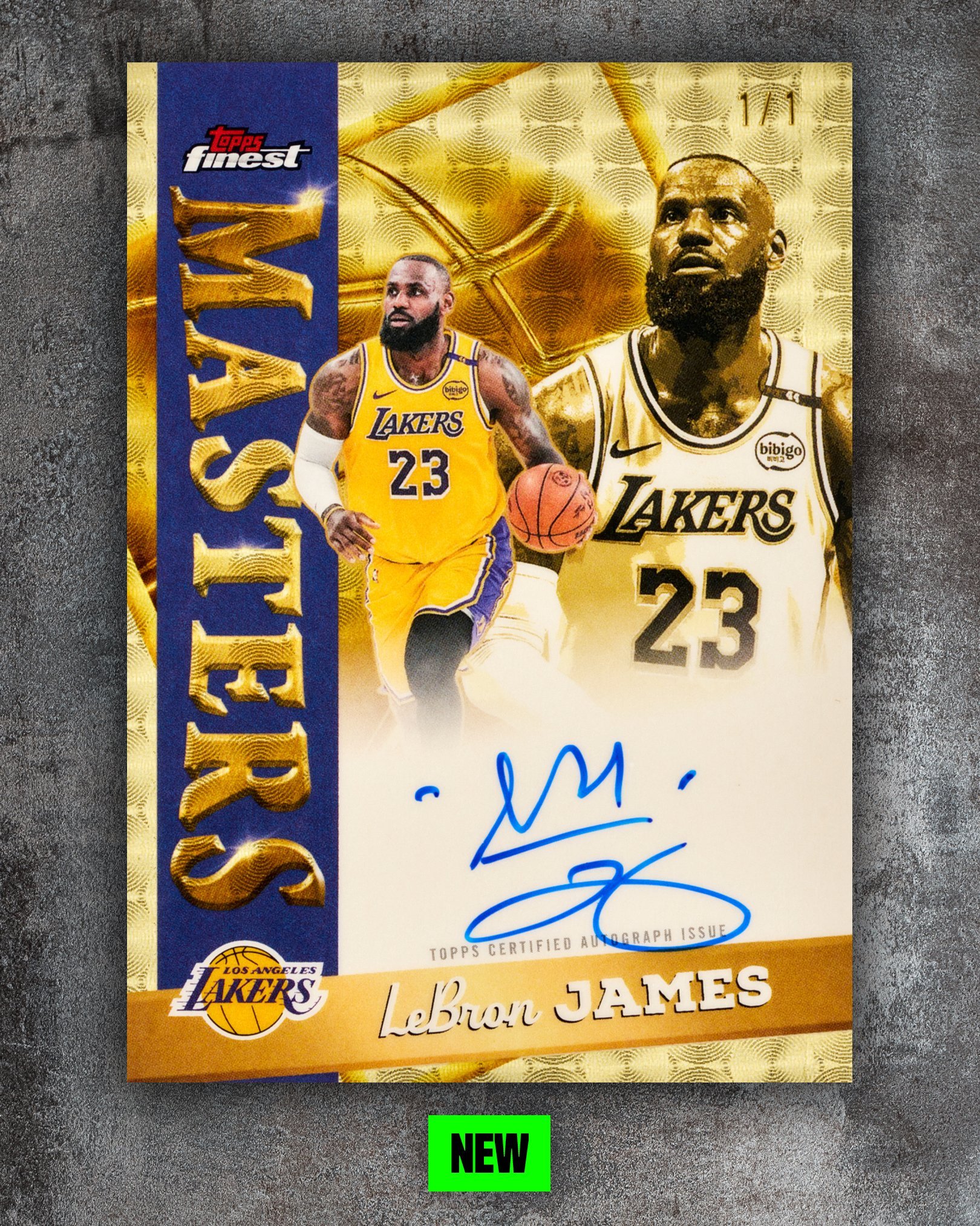 在新推出的球星卡上，詹姆斯调整了自己的签名，加了一个可爱的小皇冠👑 