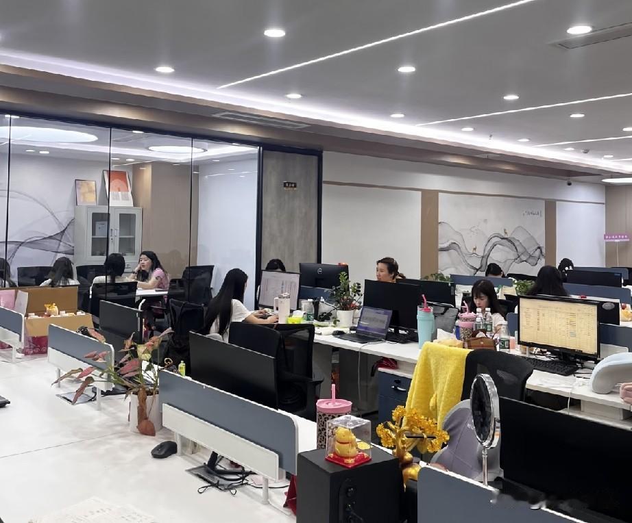 新来的业务吐槽公司方方面面给的支持都不够，就比如刚过去的端午节，公司只给客户一盒