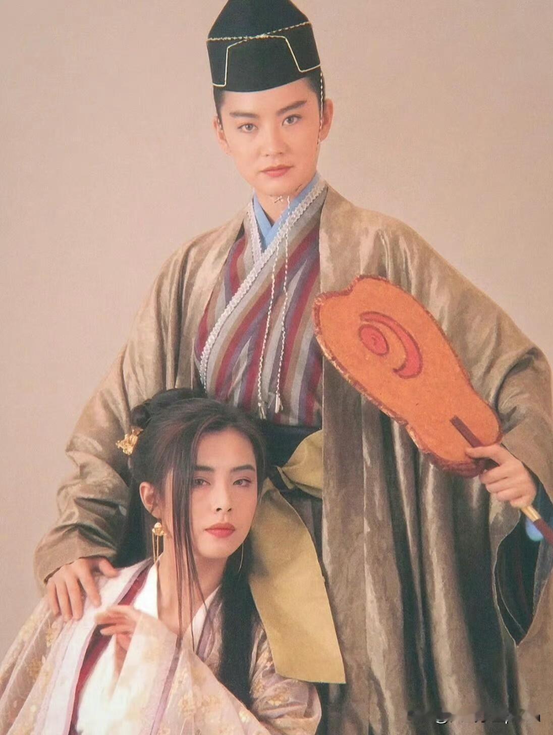 天呐，林青霞和王祖贤这组定妆照，真是美到让人词穷！
一个英气逼人，一个妖媚入骨，