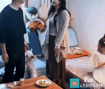 老人家还是唐突了[偷笑]
这还是这小孩淡定，
见怪不怪，
任你波涛汹涌，
我自巍