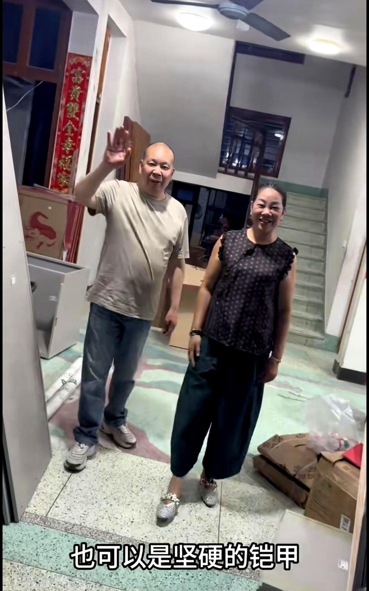端午回家时，“金牌翻译”一推门，老屋被清空，柜子抬走，墙皮待刮。
原来奶奶和大伯