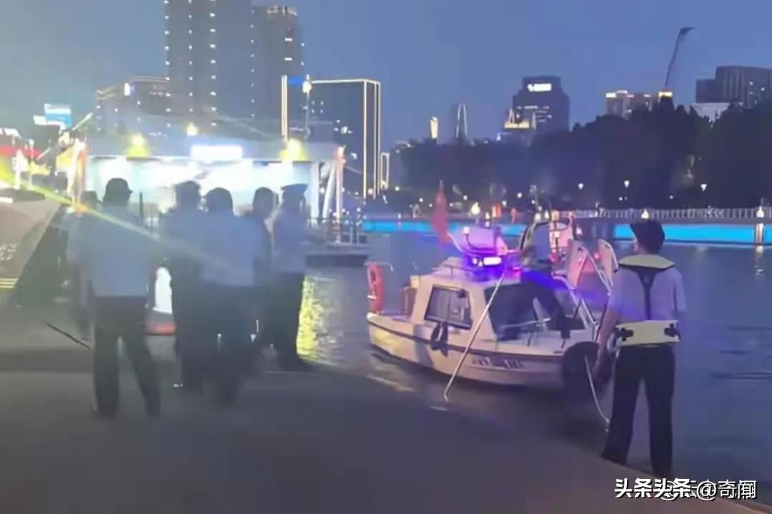 兄弟情母子情终究敌不过无情江水，一家人的暑期旅行却因在河边拍照而阴阳相隔，父亲在