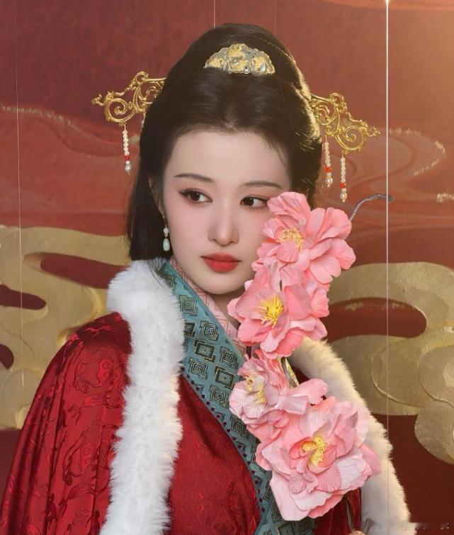 另一个美女王楚然也有类似的情况。被封小刘亦菲的王楚然，一晃也出道多年，但因为美貌