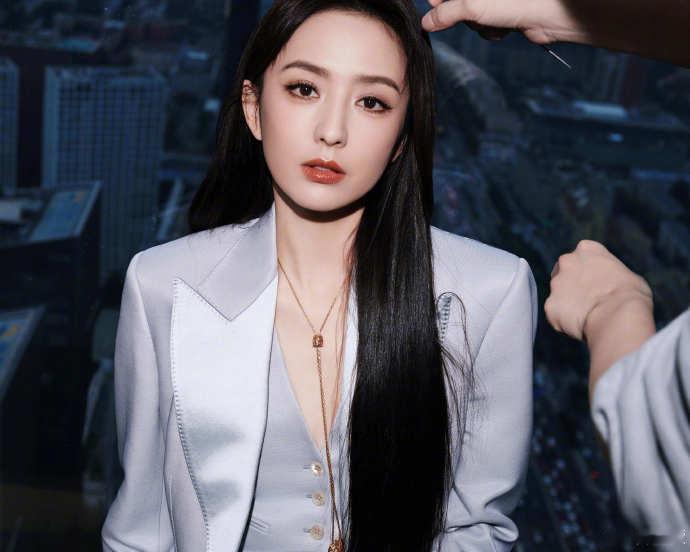 #佟丽娅缎面西装造型##佟丽娅秋季look# 佟丽娅身着缎面西装，如职场女王般气