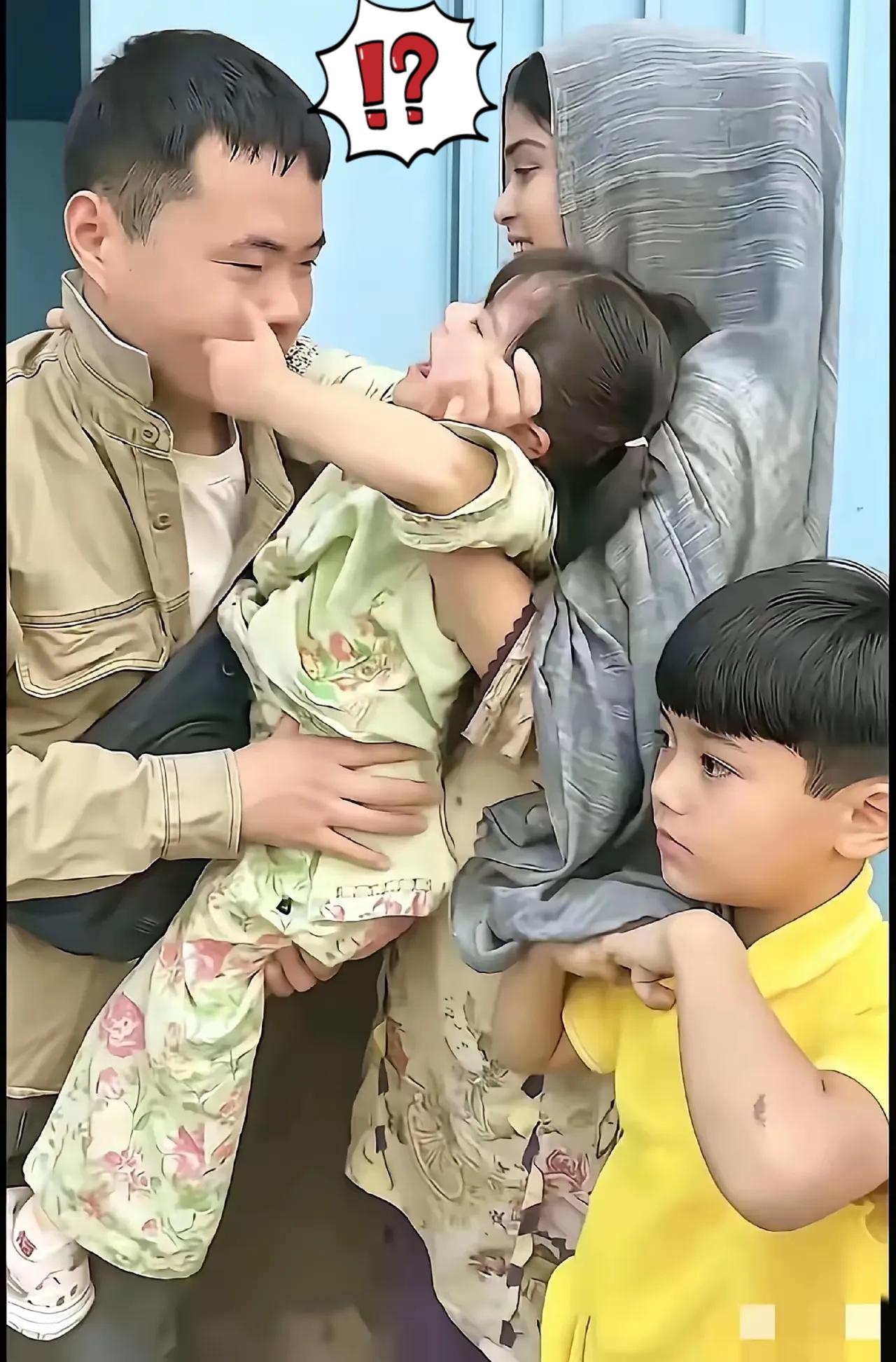 泪目！一位山东小伙在巴基斯坦机场，原本打算独自带儿子回国，却在最后一刻被小女儿死