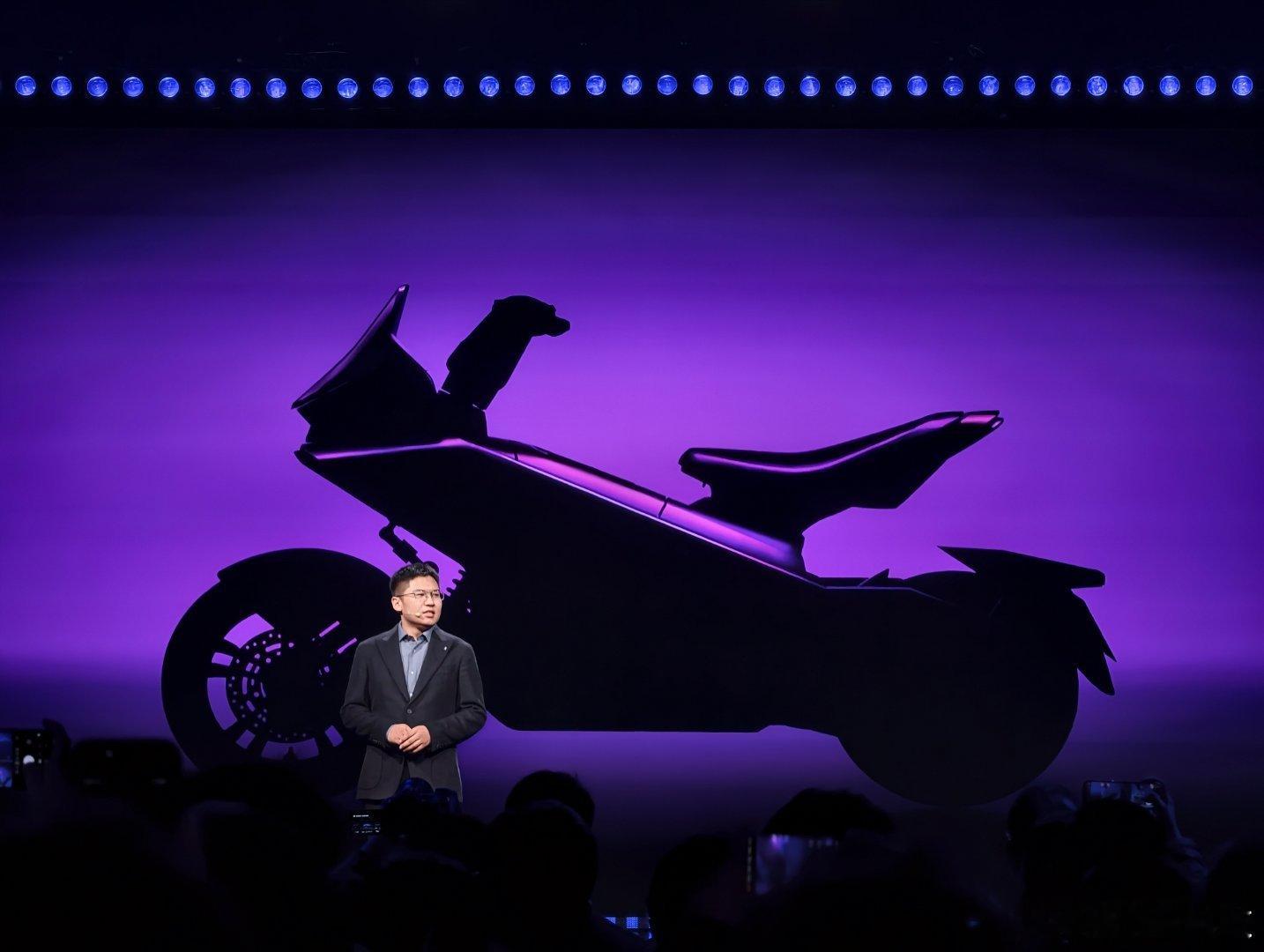 零迹X7一出，现场沸腾了[哈哈]哎呦，有点梦幻哦，哪个颜色好看？零际品牌全球发布