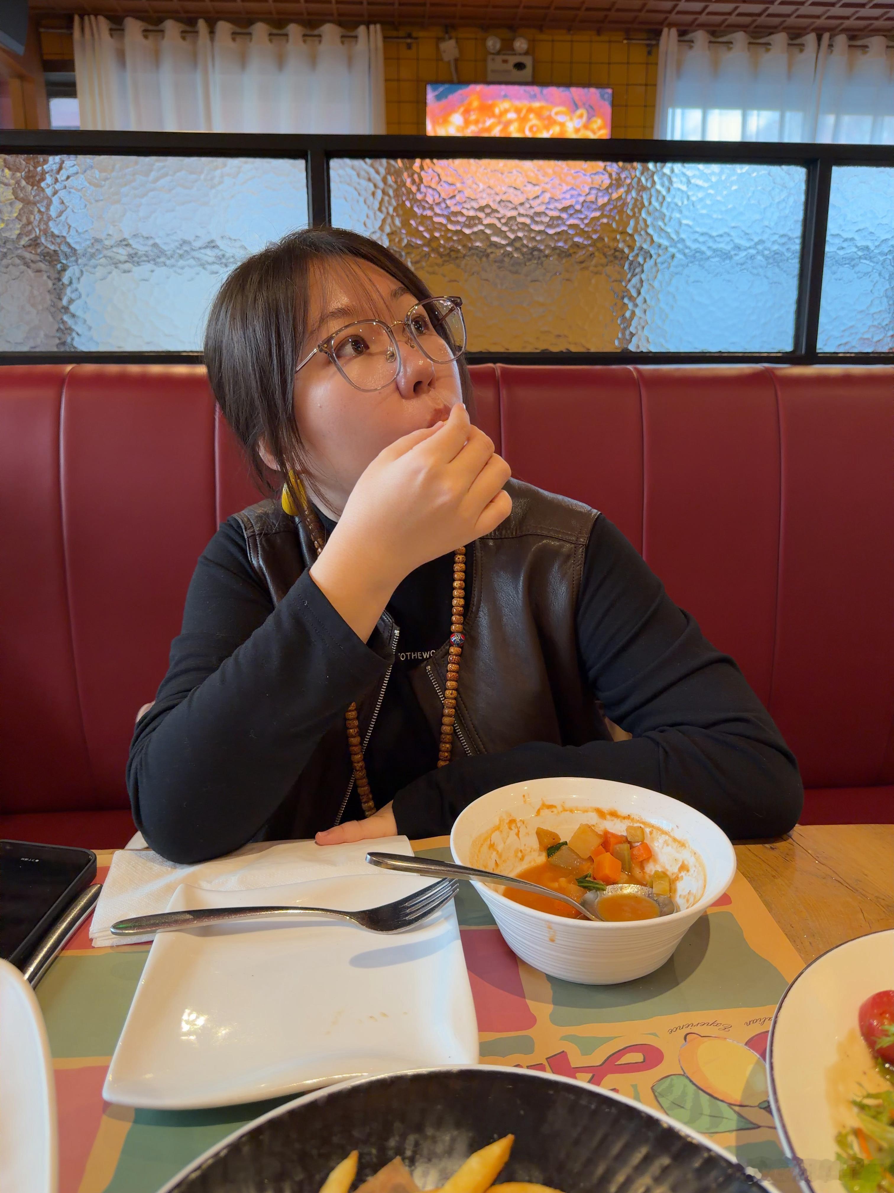 今天这身打扮是什么风格？大姐大、社会人小皮衣、大珠子、大耳环怎么感觉有点压迫感呢