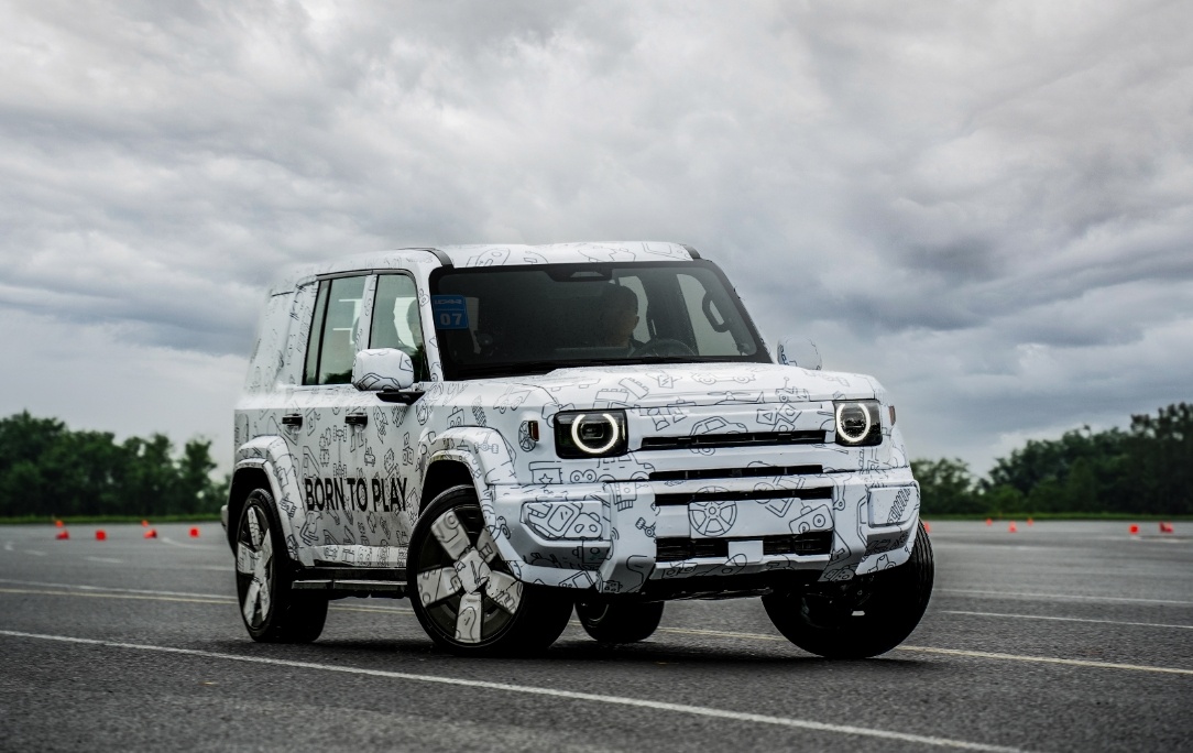 iCAR家新出的中大型SUV V27，谍照发布咯，计划8月1日要在迪拜全球首秀。