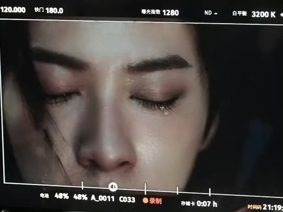 檀健次哭的太破碎了檀健次那滴泪挂在睫毛上晃啊晃，谢却山这破碎感直接给我整破防了 