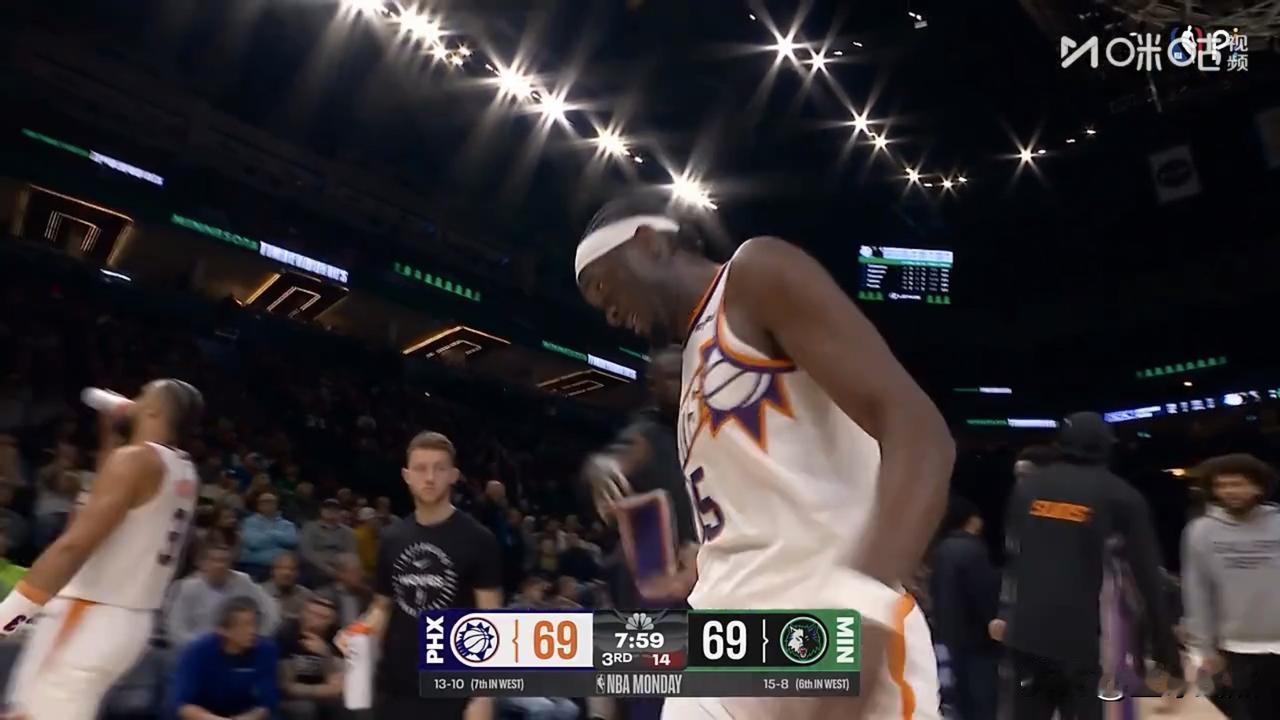 第三节开场两分钟，戈贝尔小动作推翻了扣篮的马威，二级恶意犯规直接被驱逐出场

今