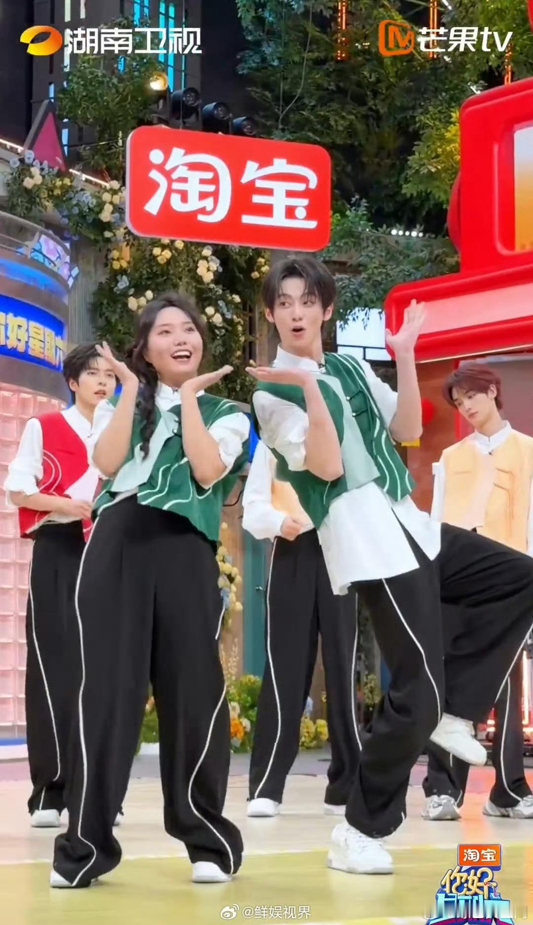 雪琴：只要我不尴尬，尴尬的就是弟弟！赖伟明：只要我够宠溺，姐姐怎么跳都好看😂 