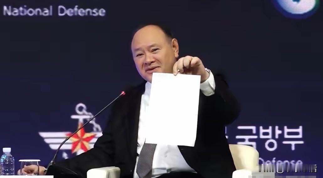 在首尔安全对话上，菲律宾防长特奥多罗这一波操作火了！
他正在台上炒作南海所谓仲裁