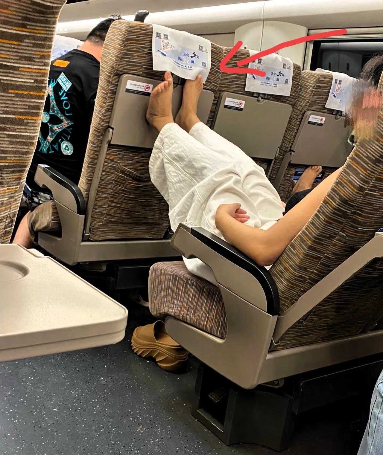 坐高铁时的一些不文明行为真的太让人无语了！长假一到，高铁上总有人把脚丫子放小桌板