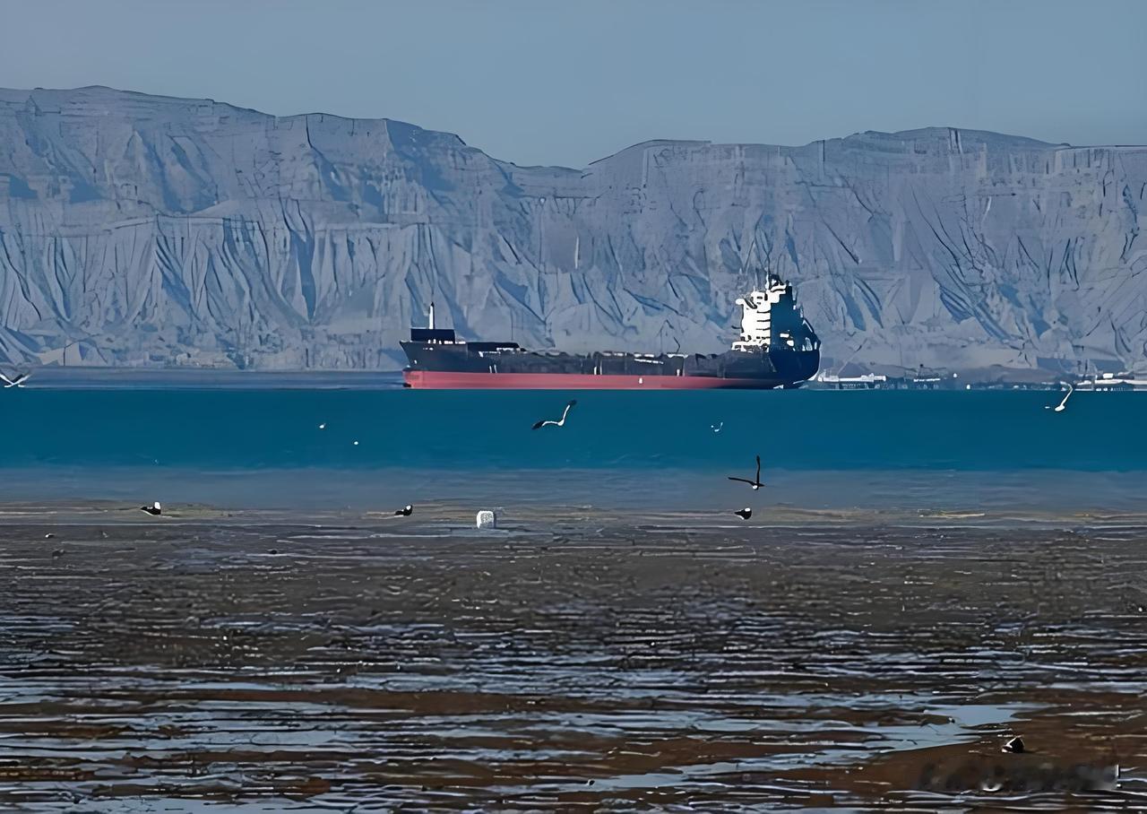 特朗普开炮了！真的是开炮！阿曼湾，一艘从中国返航伊朗的货轮，被美军驱逐舰一炮轰穿
