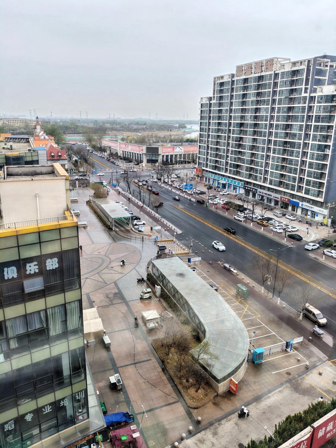 昨晚又失眠了，睁眼到天亮，六点多眯了一小时。八点起床拉开窗帘，外面下着雨。早饭煎