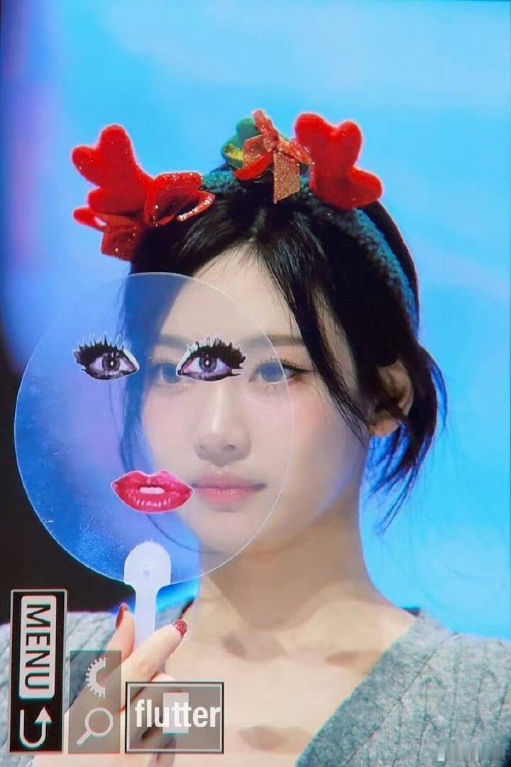 #粉丝送宁艺卓的扇子#宁艺卓和宁粉还是太抽象了哈哈哈哈，这个画面太搞笑了。#宁艺
