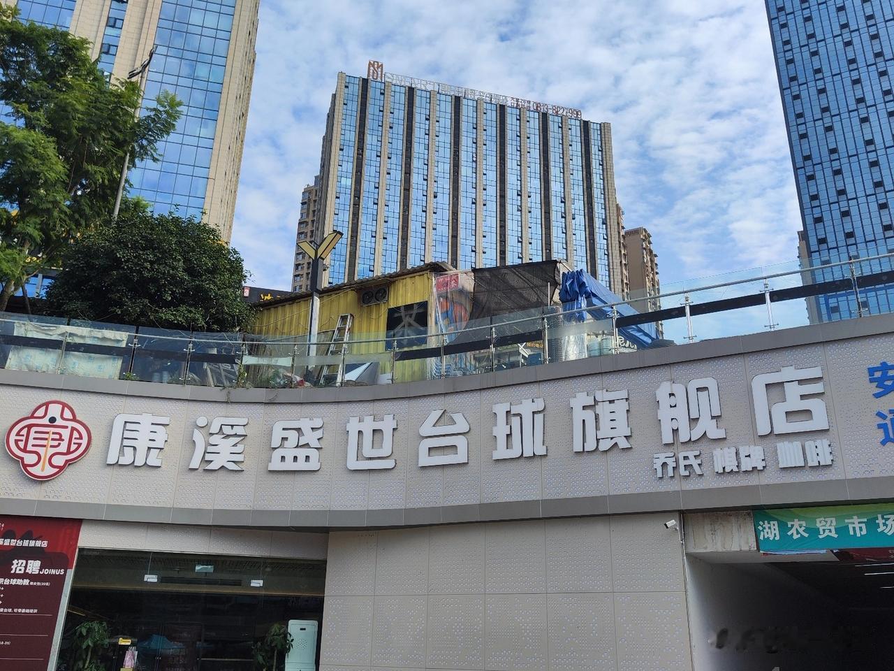 每天上午就有爱好者来打台球了，下午五点半左右离开，晚上六点过又开始，直到晚上十点