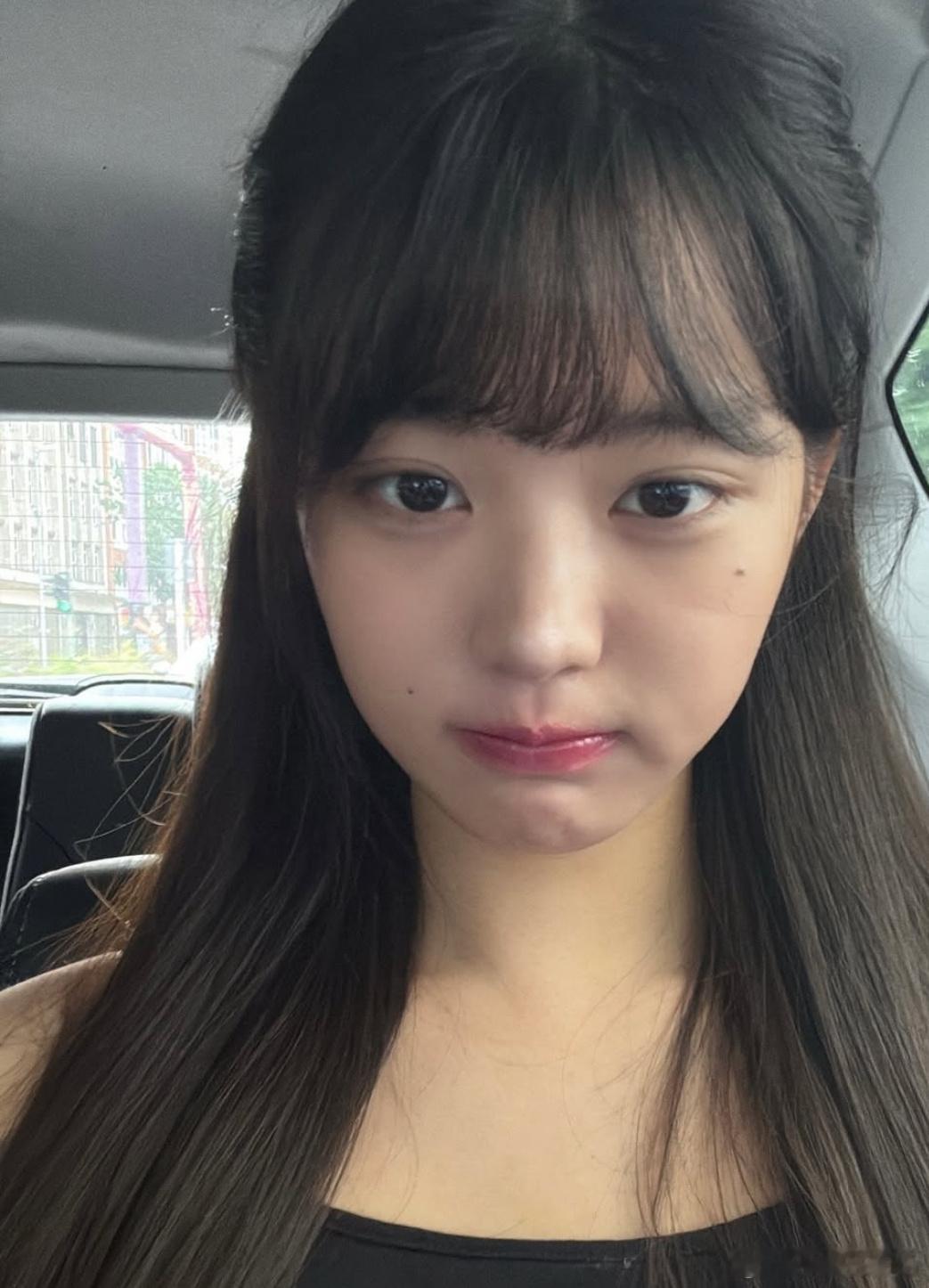 其实我也想像张元英一样早上起来戴上hapakristin的美瞳 用amuse的化