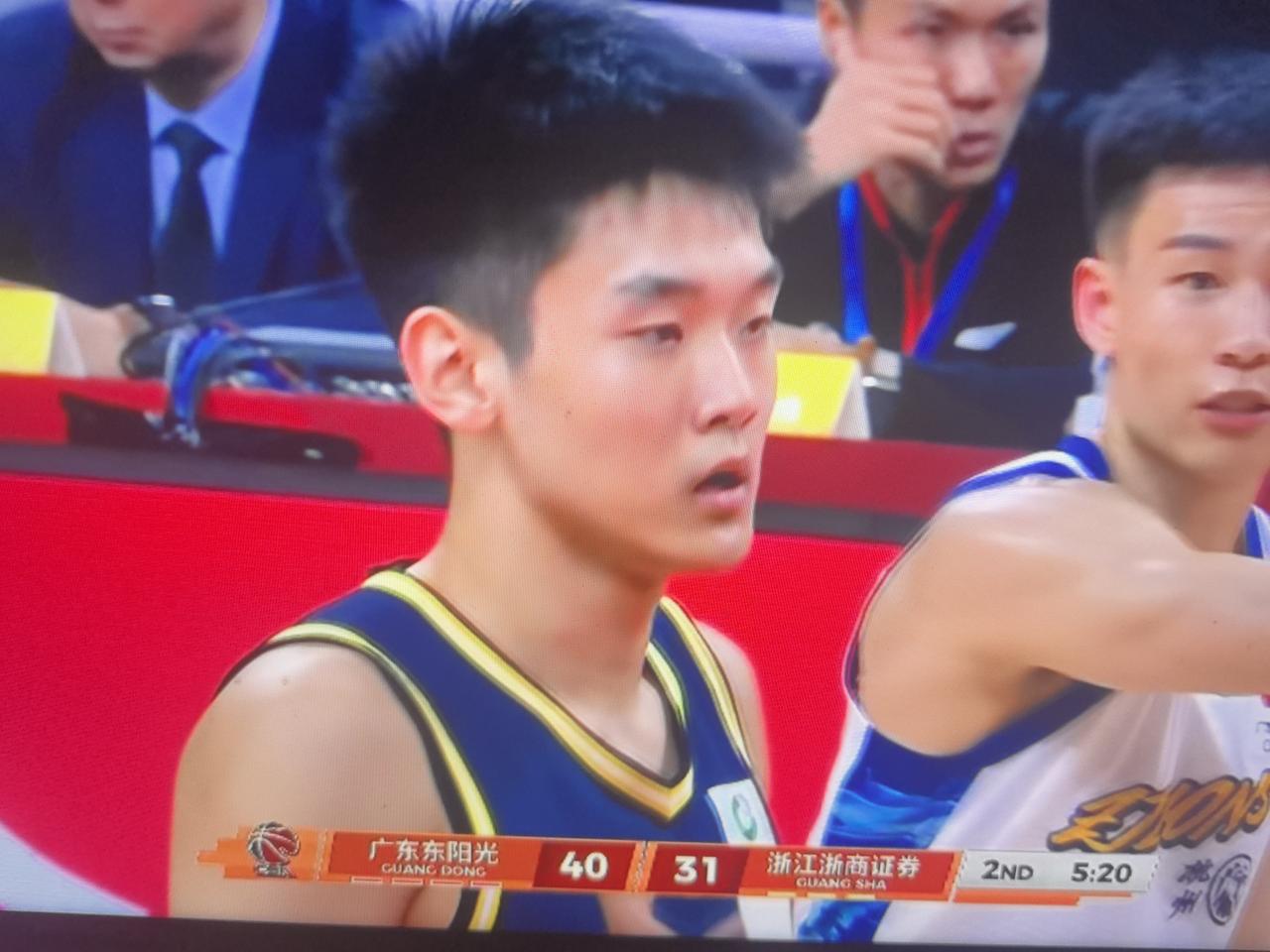 18岁的王洪泽能做出这么流畅的得分动作
基本功真的不错
篮下脚步不错
球商更不错