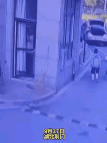 在湖北荆门的一个小区门口，发生了一件令人揪心的小事。一个孩子不小心掉了5元钱，这