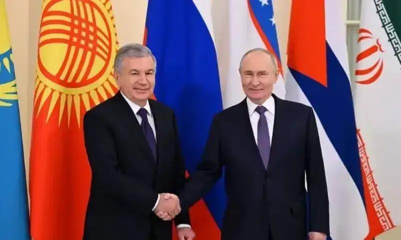 开完会就跑？不得不说中亚这两国太精了！
12月19日，日本首相高市早苗兴致勃勃的