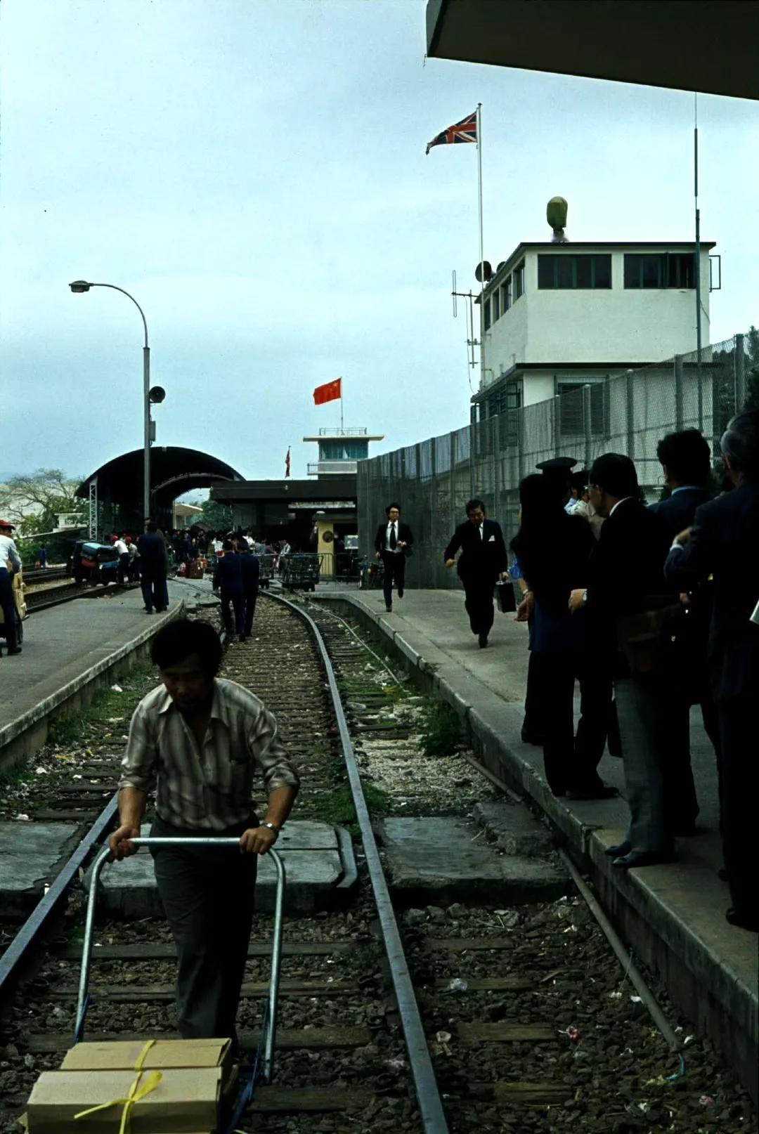 深港边境关卡，1980年4月摄。 ​​​