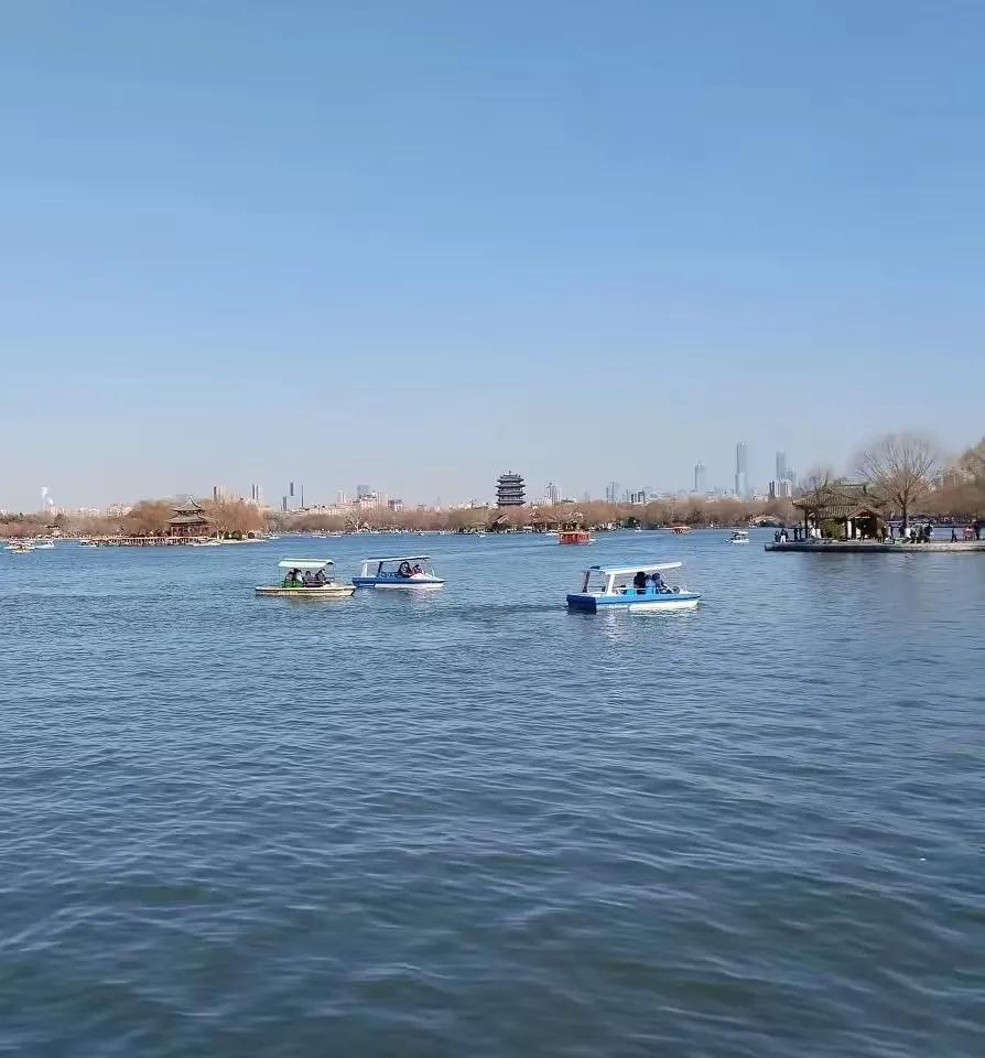 愿你一路繁花相送，浅笑安然，与美好和幸福紧紧相拥。