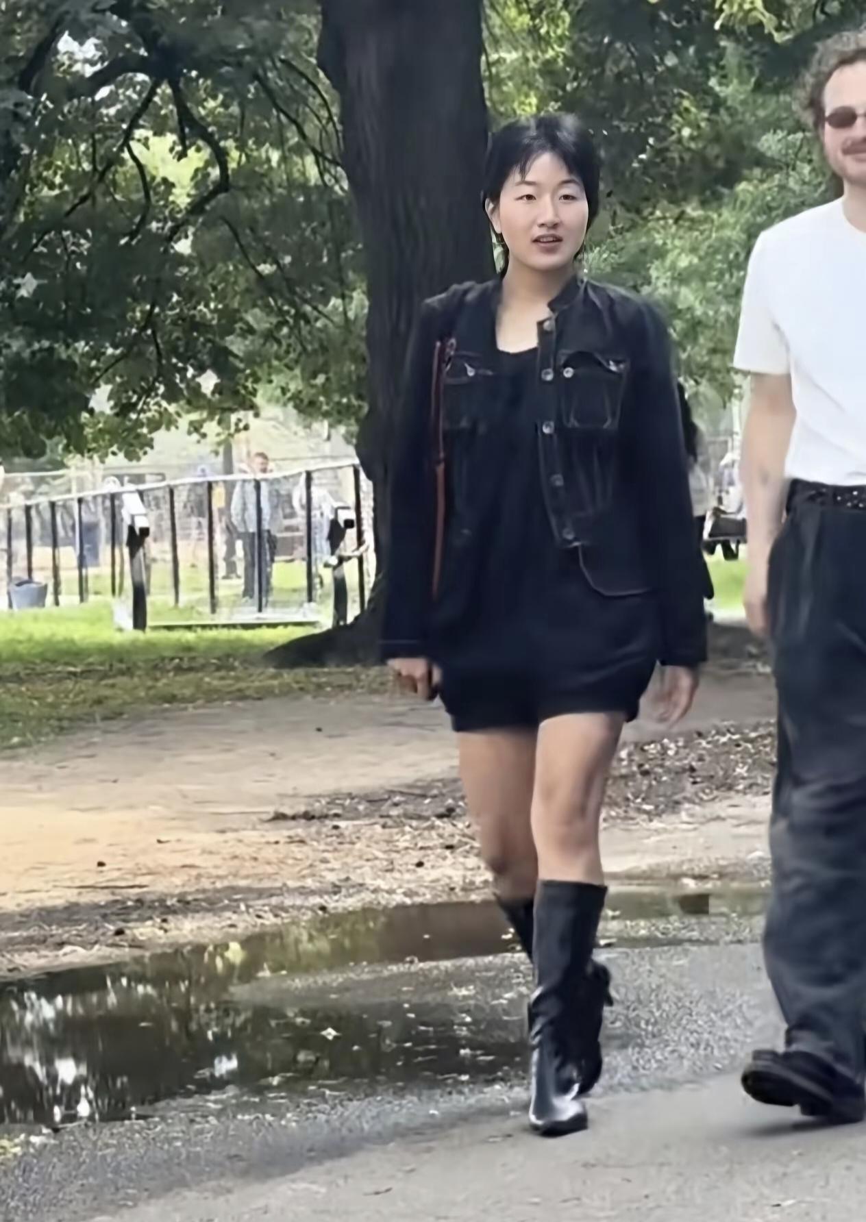 真出国深造啊！现在部分出国留学的女生，好像很容易选择外籍伴侣。
 
可能是身处异