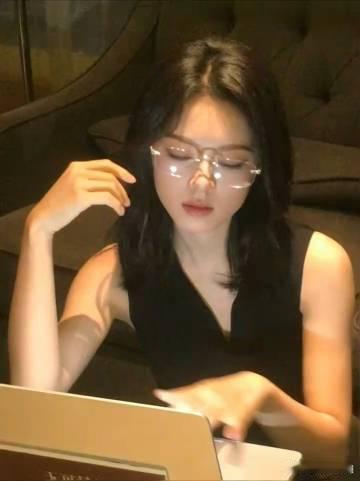 赵今麦高智氛围感好喜欢这种不费力的美。不用浓妆修饰，单单一副眼镜，松弛自然的状态