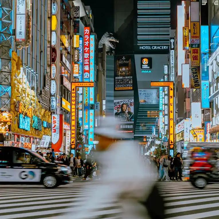 单休一天出国游成为社交媒体热点，折射出当代年轻人“特种兵式旅游”的新极限。这种模
