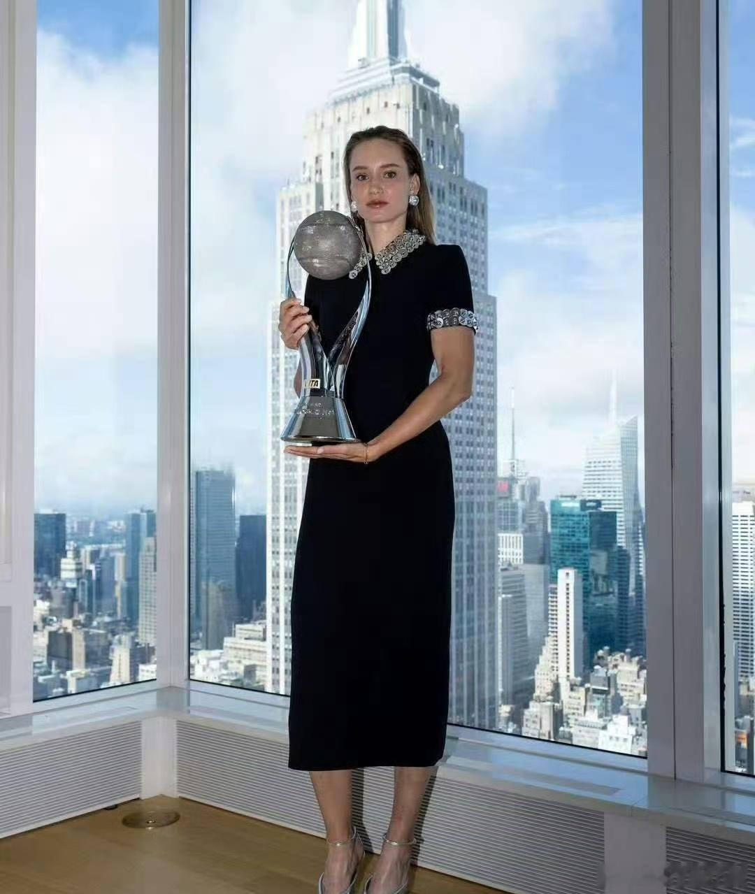 莱巴金娜领取了世界第一🏆[捂嘴哭][捂嘴哭][心]好美莱巴金娜美网冠军 ​​​