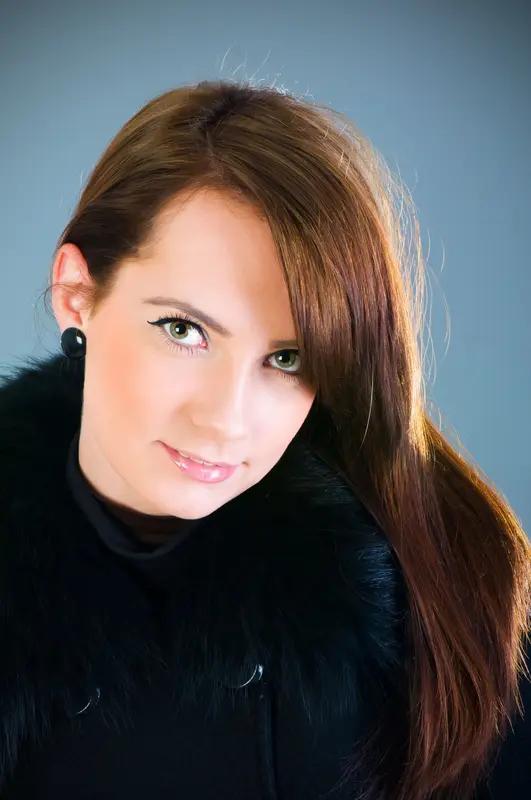 相册里最满意的那张美女照片，是在海边拍的。照片里的她穿着白色长裙，海风轻轻撩动裙