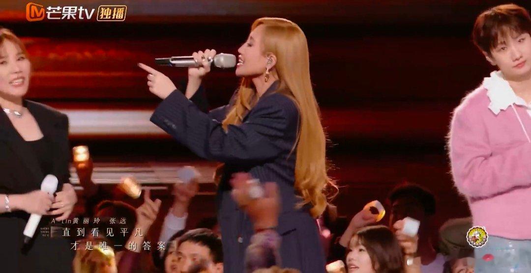 声生不息大合唱平凡之路声生不息 经典的力量！《平凡之路》大合唱，瞬间让全场热血又