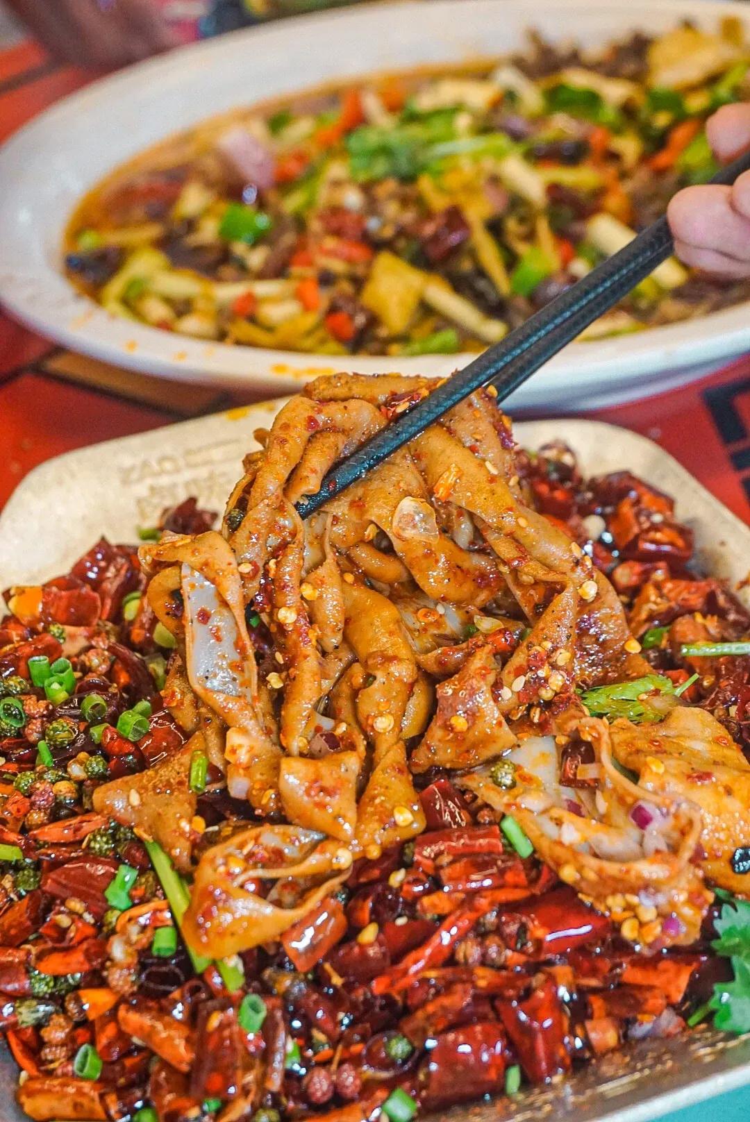 春熙路巨好吃的老牌烧烤，夜宵选这准没错！

春熙路这家烧烤店外地朋友来成都旅游都