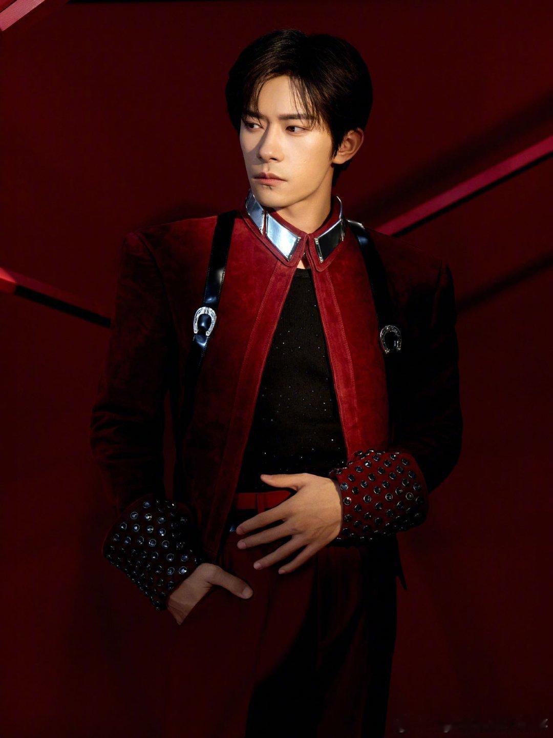 我还没和易烊千玺同框它同框了天呐，我还没和易烊千玺同框，它倒好抢先一步。想象它与