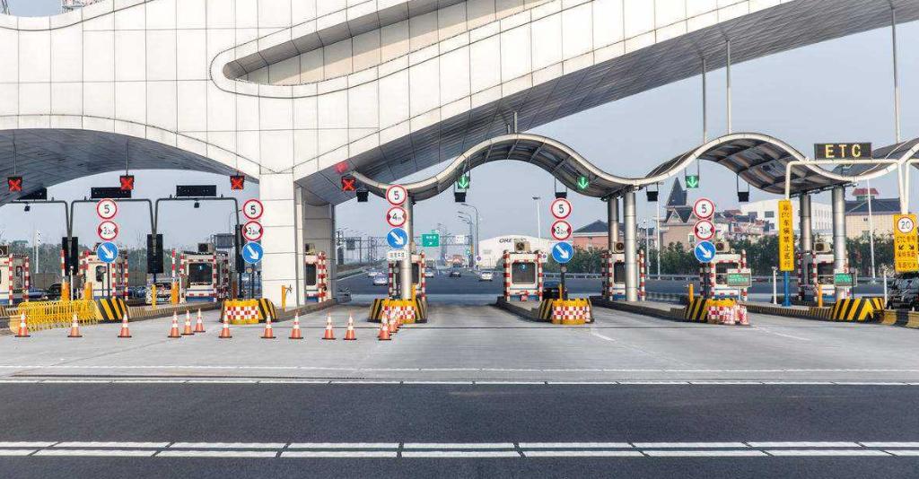 清明高速免费别踩坑！荆州车主必看通行规则，走错通道超麻烦
清明自驾出行怕多花过路