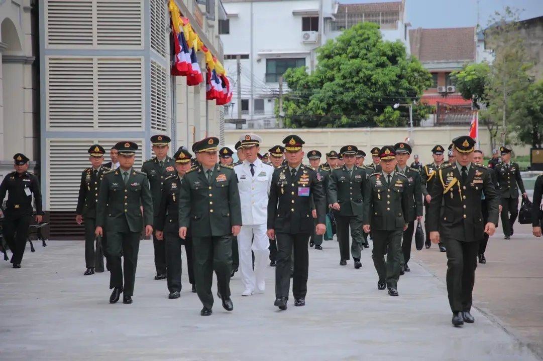 11月9日，泰国皇家陆军参谋长在泰国陆军总部为访泰的中国人民解放军陆军司令员李桥