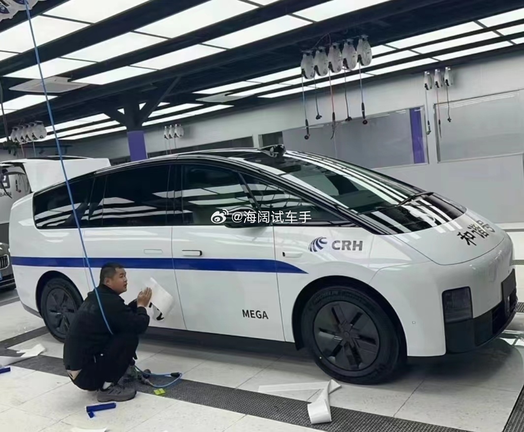 2025年理想实现营收1123亿元，同比下滑22.3%；全年交付406,343辆