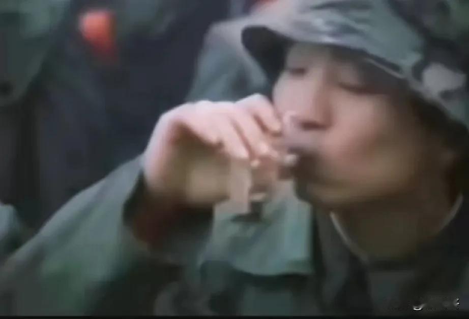 战士出征前喝壮行酒！
喝完这杯酒，烈士陵园见！
#致敬中国军人#