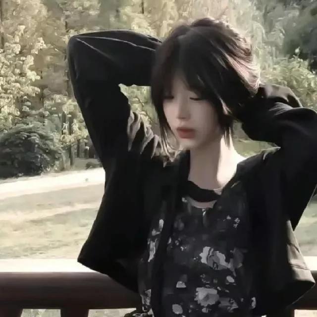 享受微风拂面，感受大自然的宁静。自然漫步时光 绿意光影漫步 秋日随拍图 初秋雨中