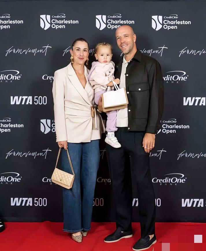 1岁11个月的小贝拉
WTA最小的女孩[爱慕][爱慕]
带着她父母来参加球员晚宴