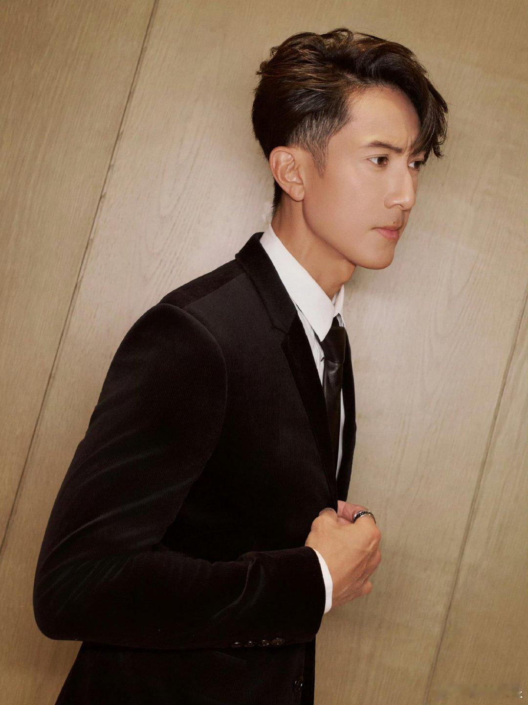 吴尊巴黎男装周行程吴尊巴黎男装周旅程开启优雅与经典汇聚巴黎，吴尊整装待发前往这座