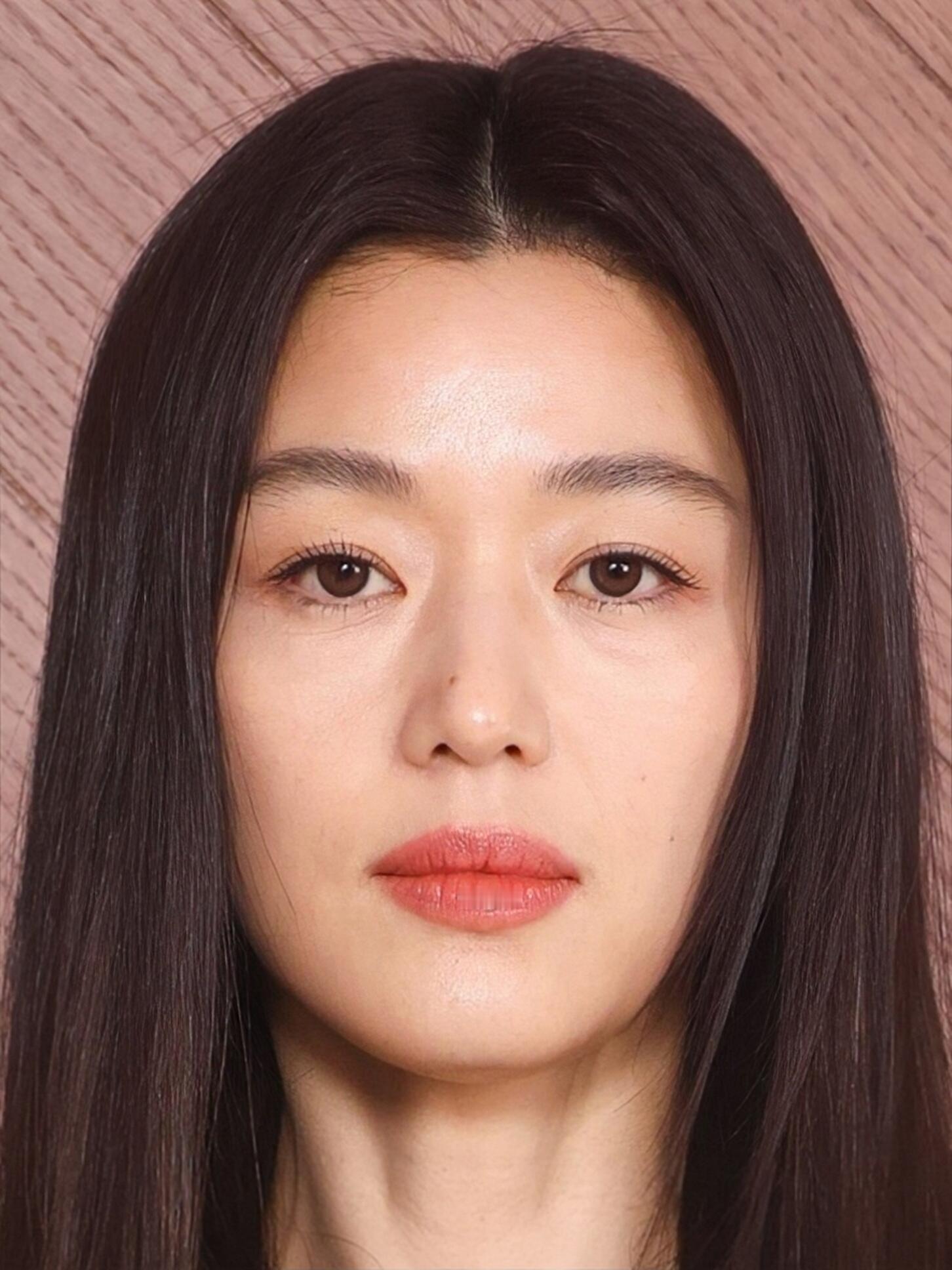 这才是现实里看到的全智贤 ​​​