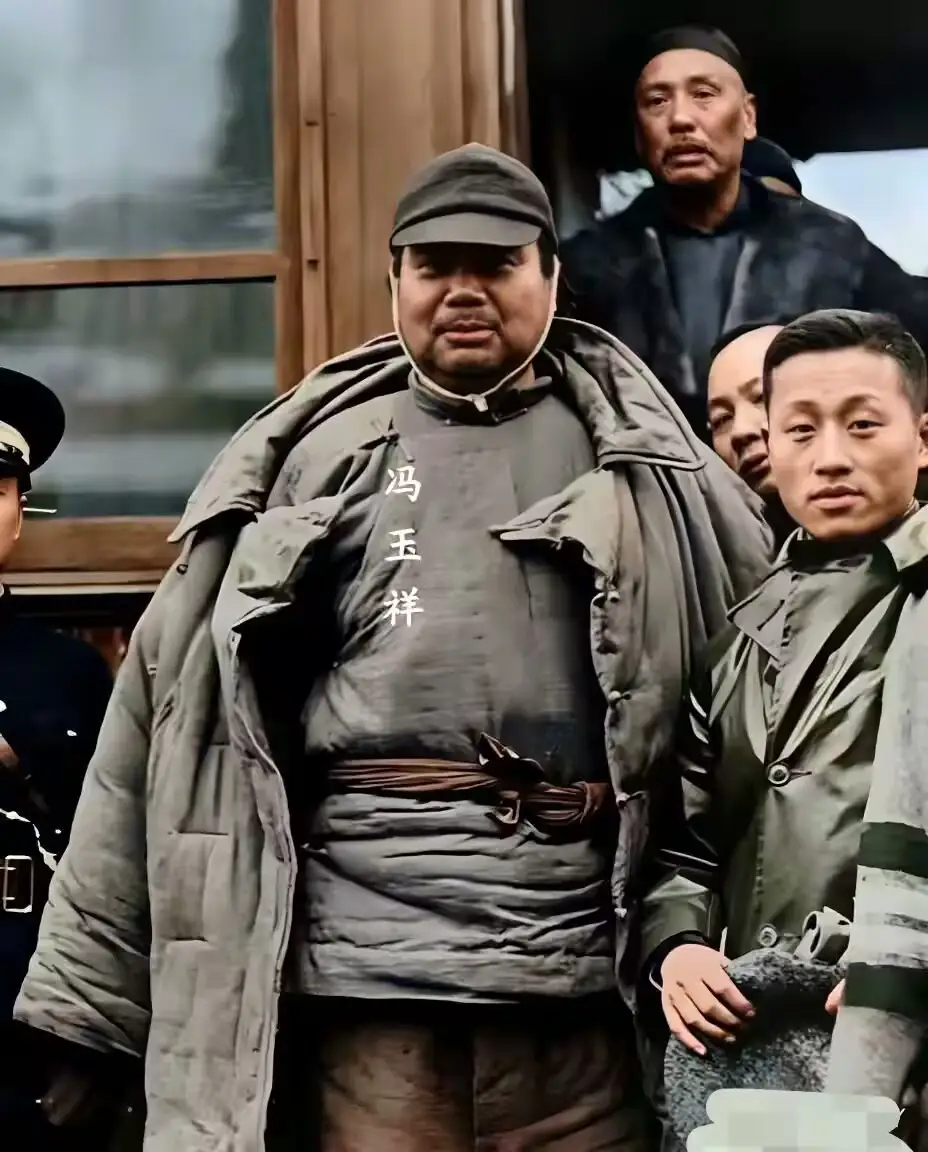 1927年，冯玉祥在徐州的留影，他穿着破旧大衣一副憨厚的农民形象 