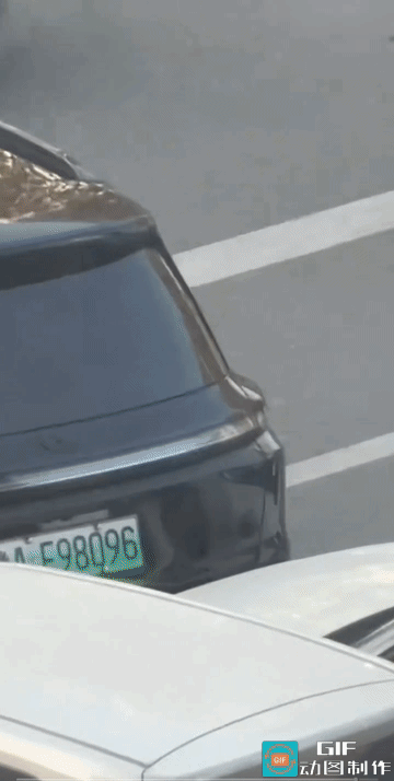 视频中，这车停的任性，好似想咋停就咋停，想停哪里就停哪里。
路好似单行道，车主的